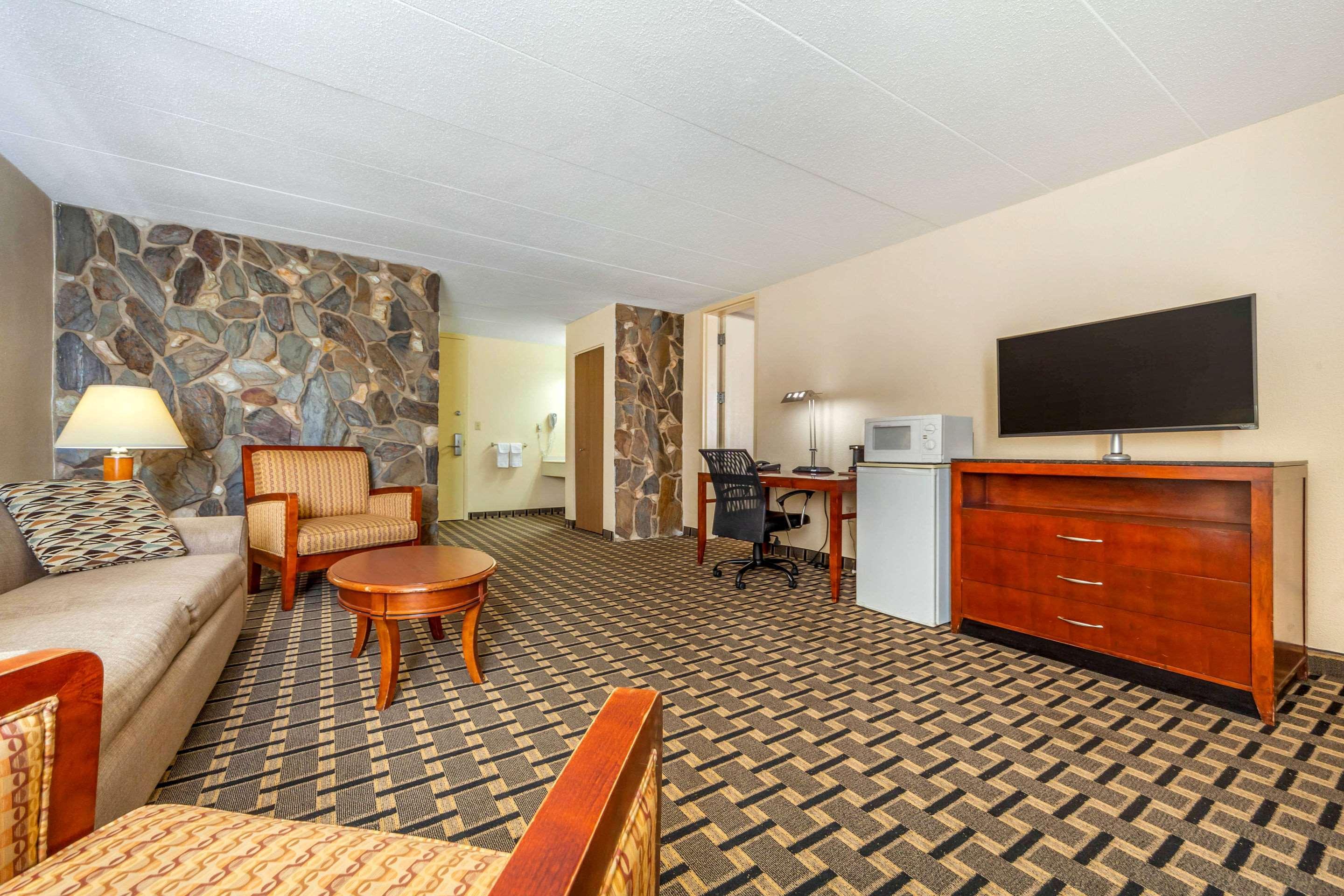 Econo Lodge Inn & Suites Brookings Bagian luar foto