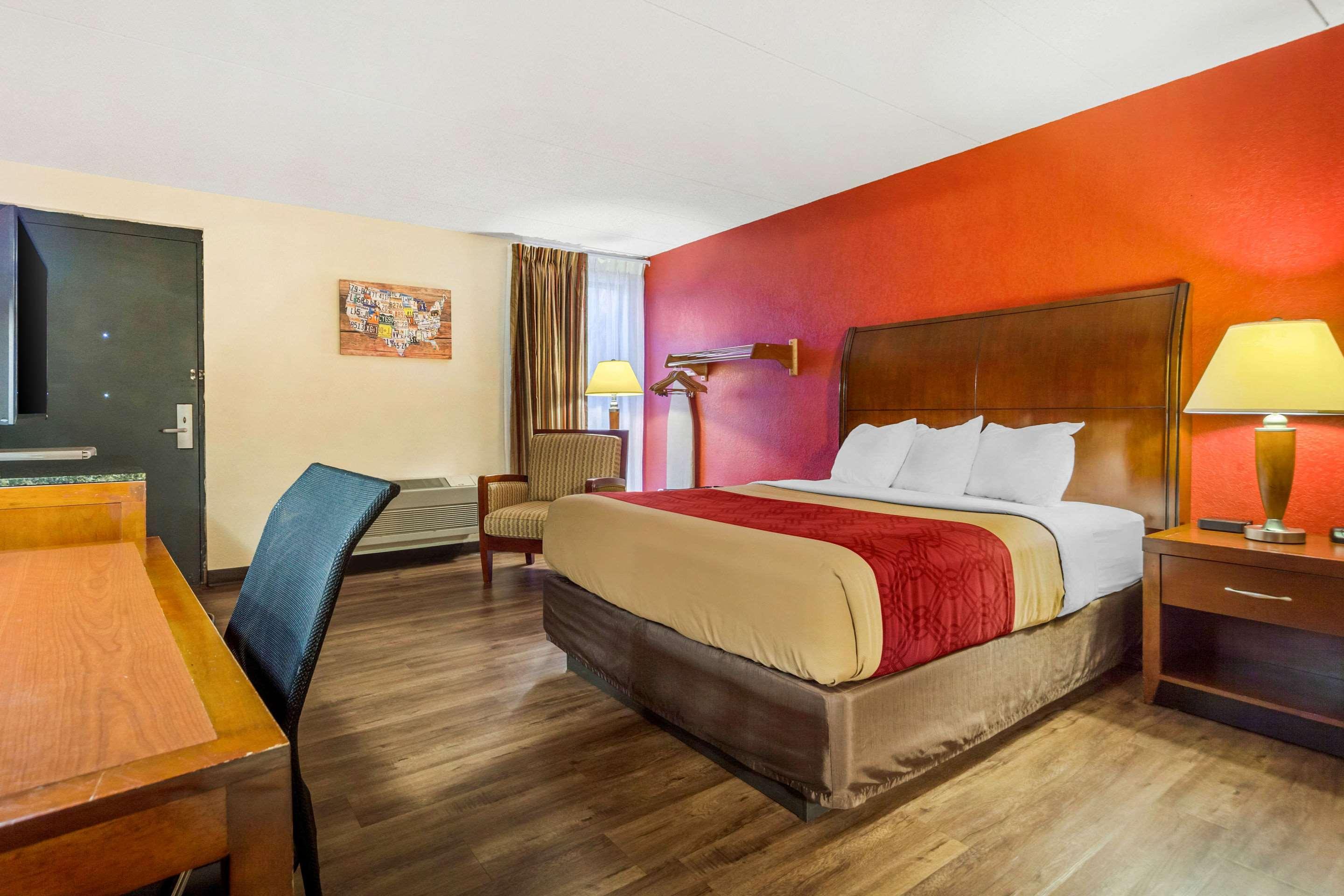 Econo Lodge Inn & Suites Brookings Bagian luar foto