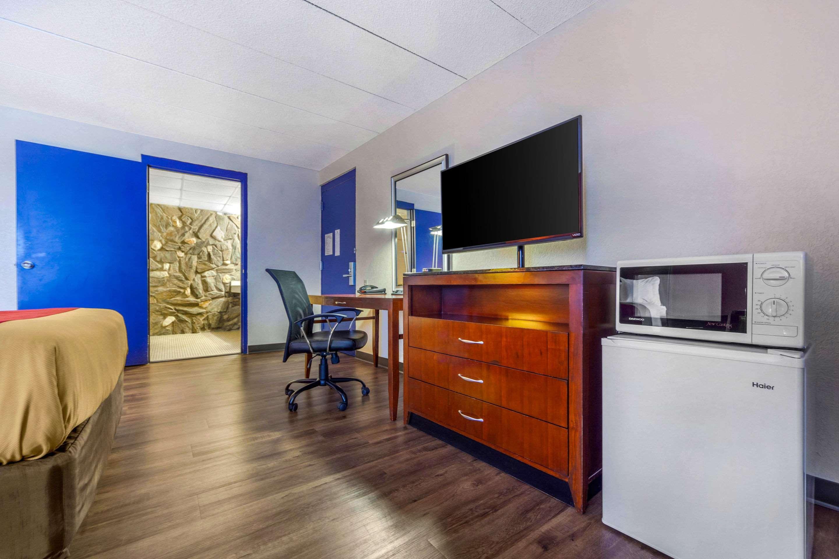 Econo Lodge Inn & Suites Brookings Bagian luar foto