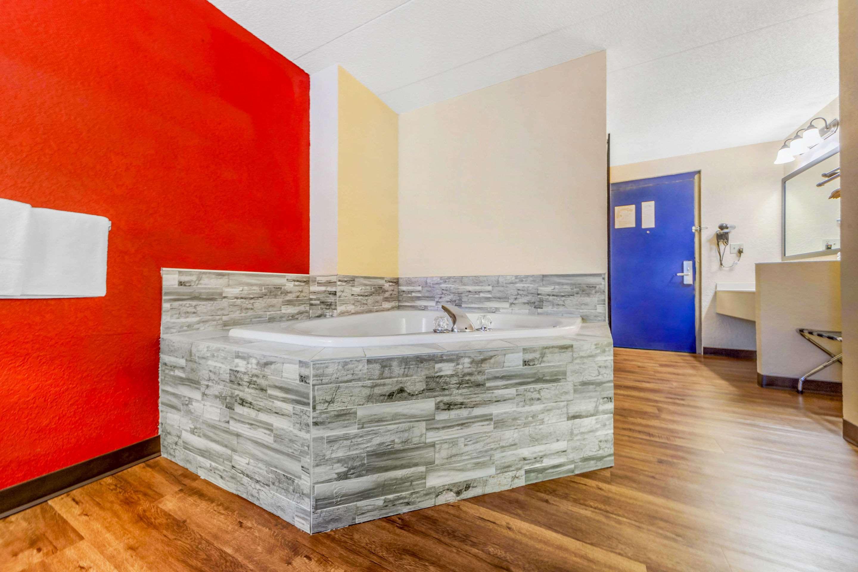 Econo Lodge Inn & Suites Brookings Bagian luar foto