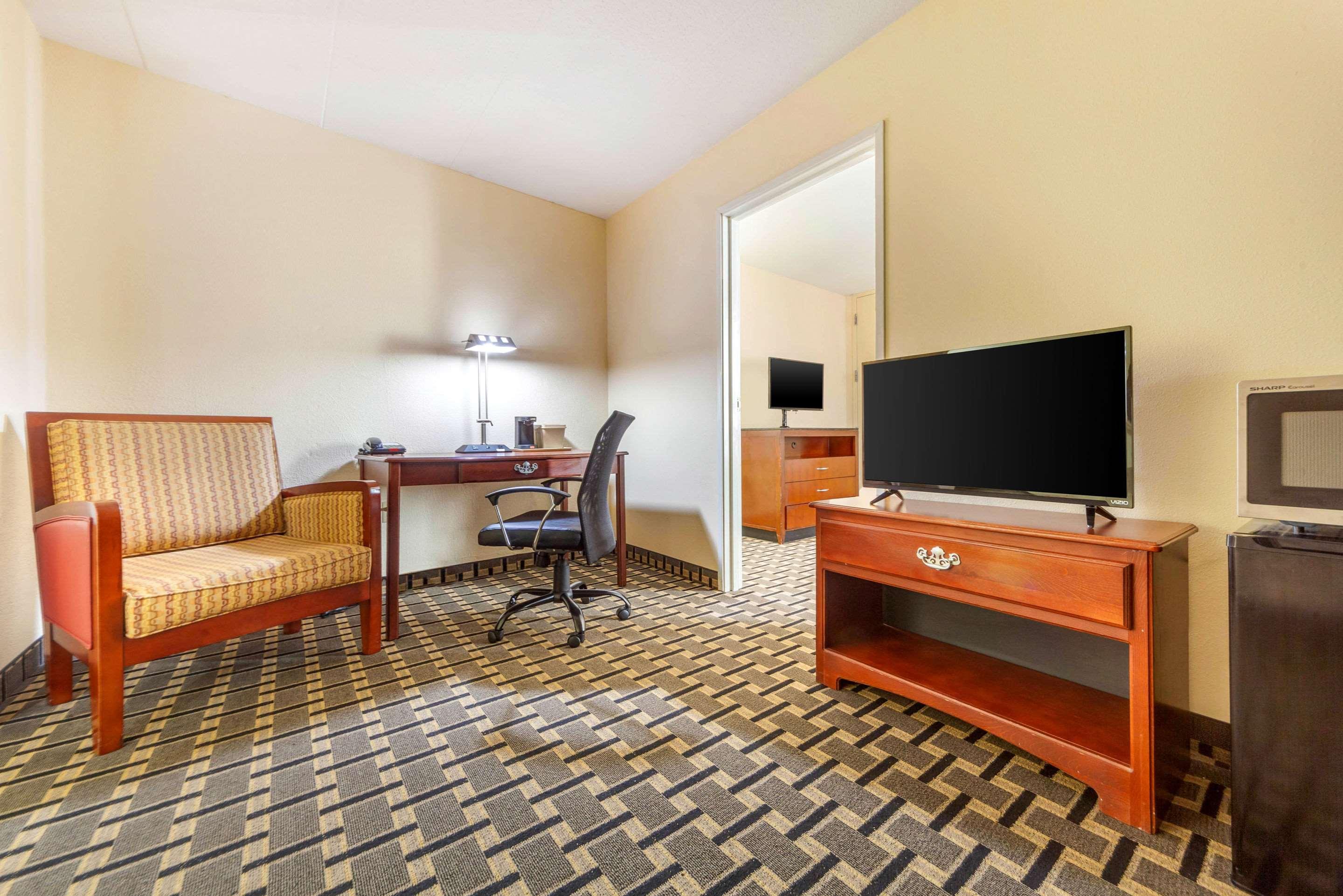 Econo Lodge Inn & Suites Brookings Bagian luar foto