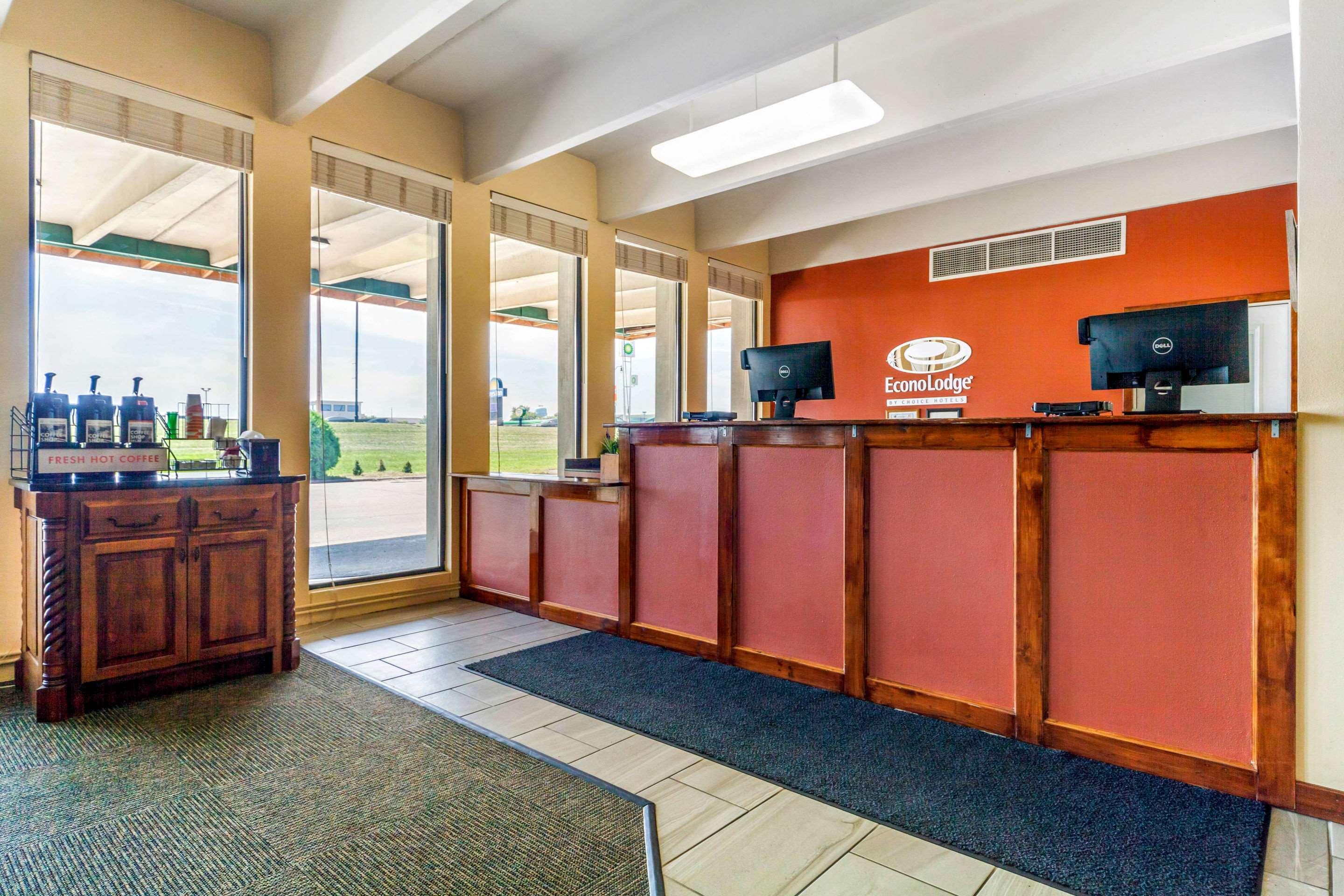 Econo Lodge Inn & Suites Brookings Bagian luar foto