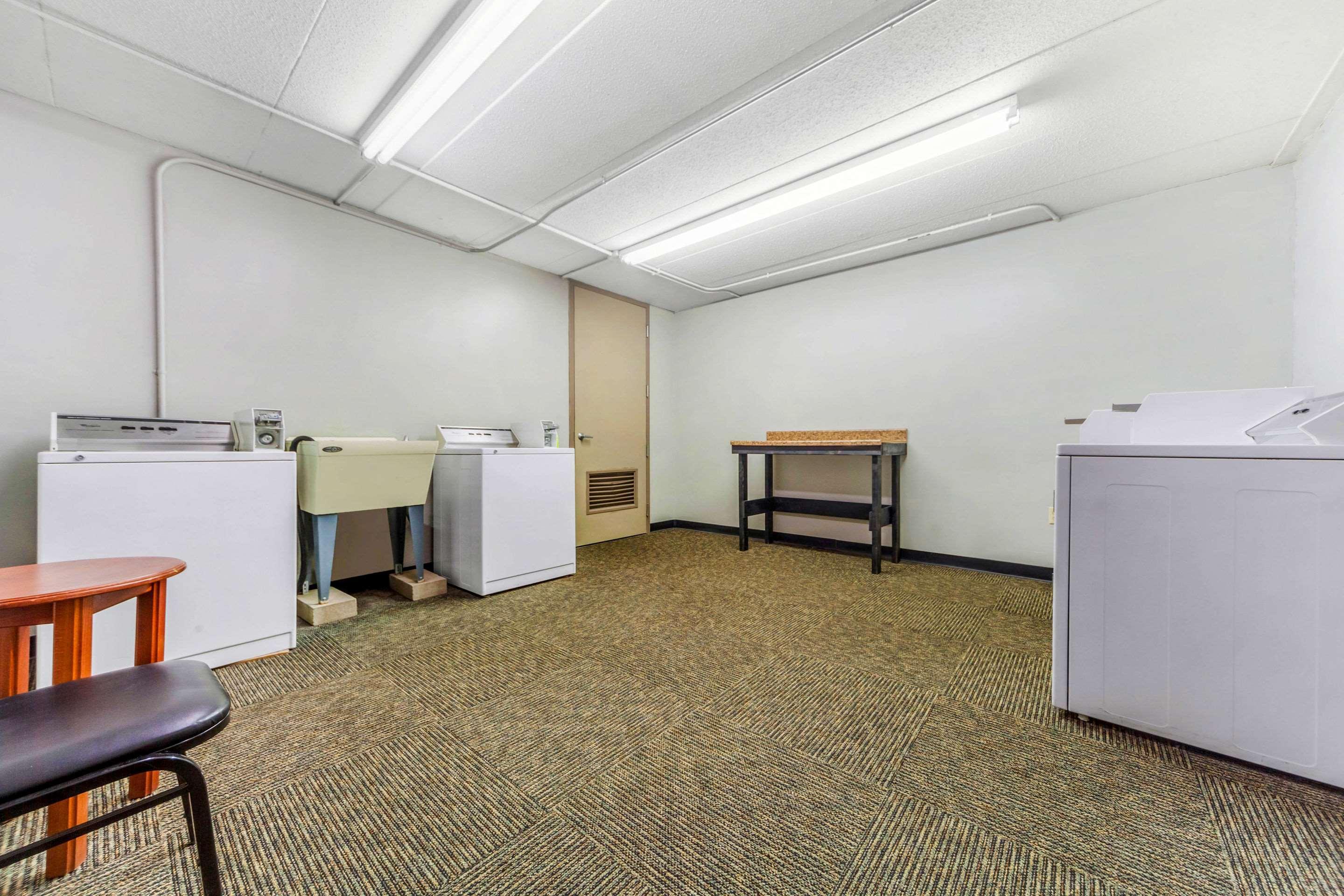Econo Lodge Inn & Suites Brookings Bagian luar foto