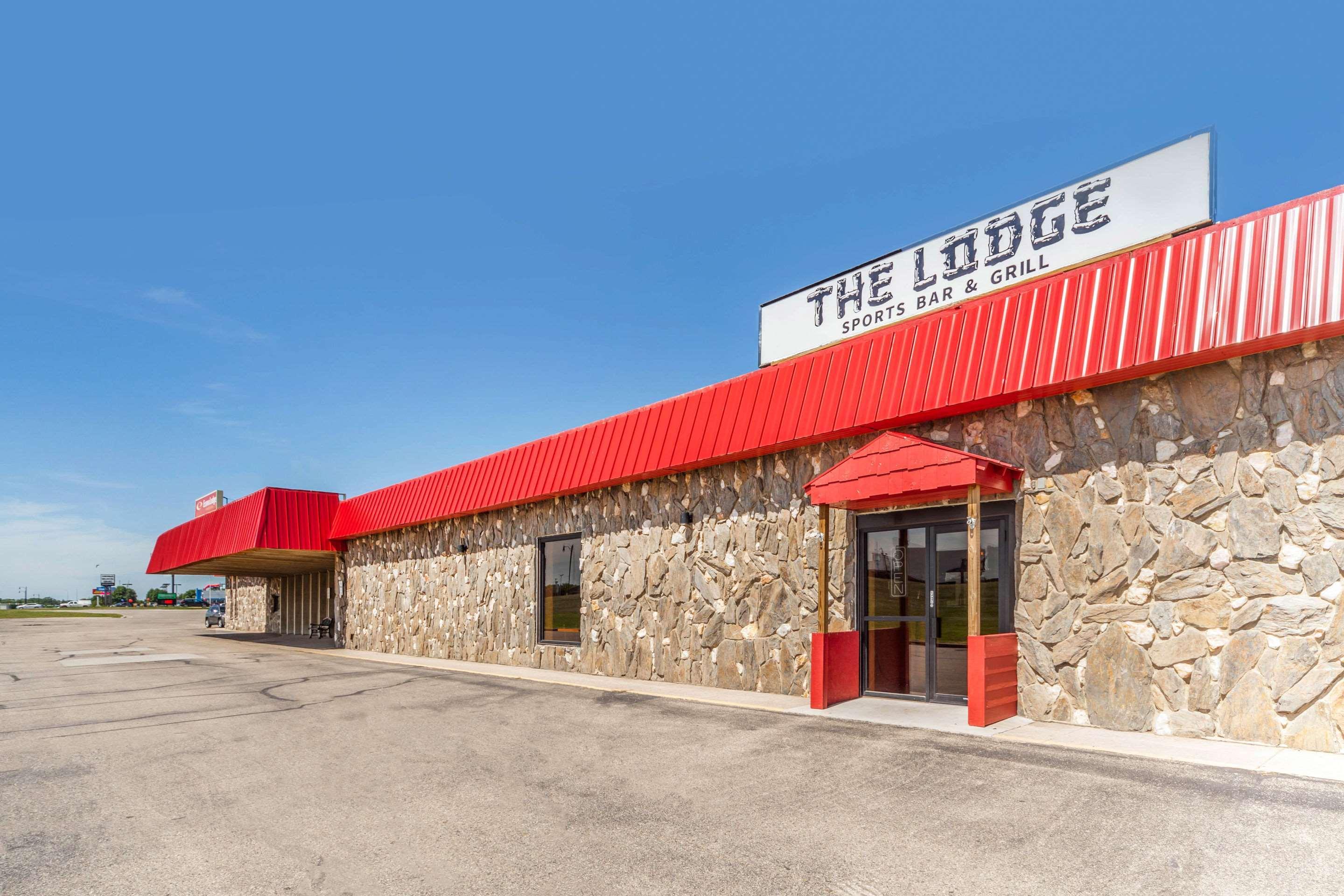 Econo Lodge Inn & Suites Brookings Bagian luar foto