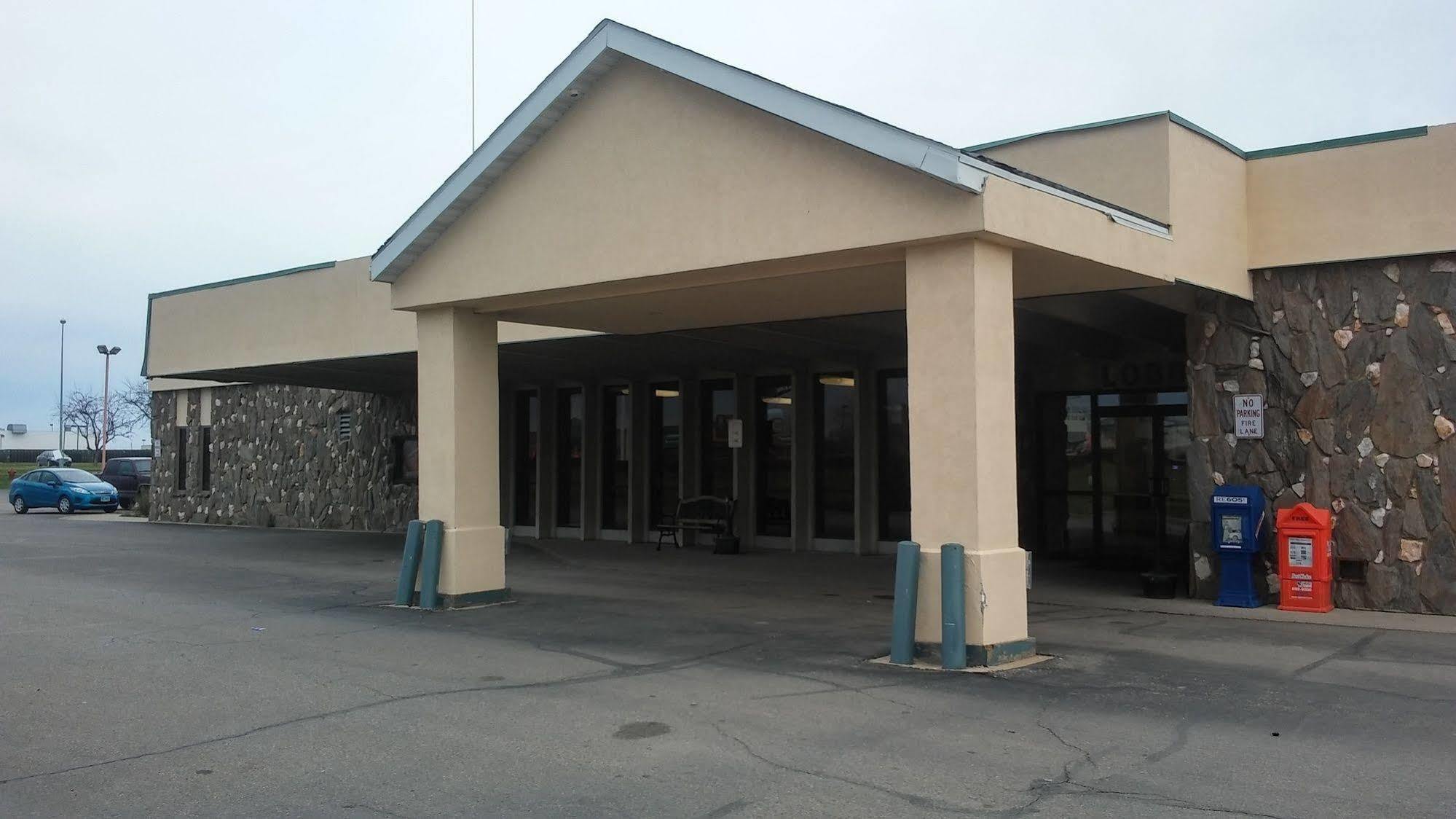 Econo Lodge Inn & Suites Brookings Bagian luar foto